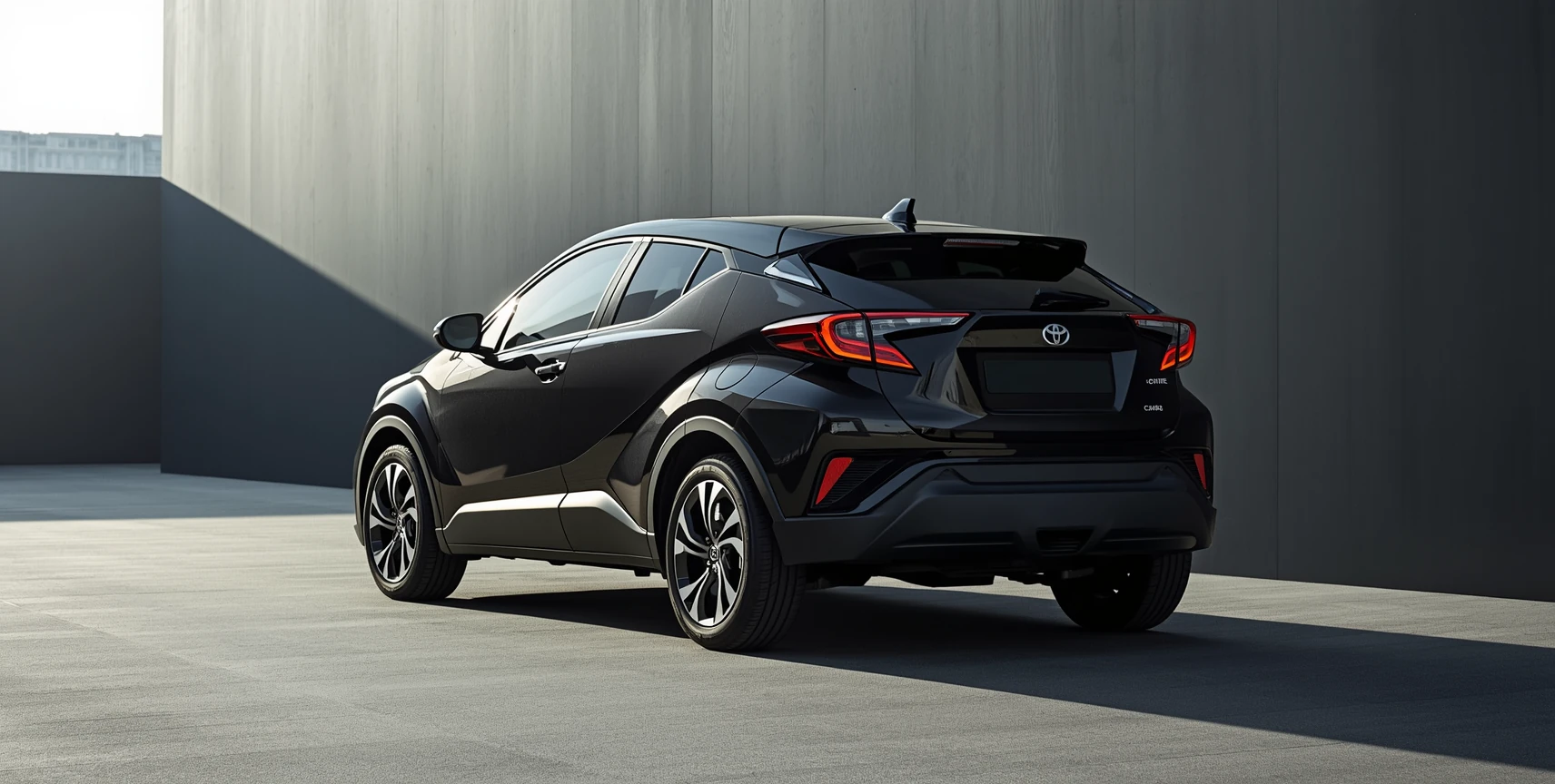 Toyota C-HR noire — vue 3/4 arrière