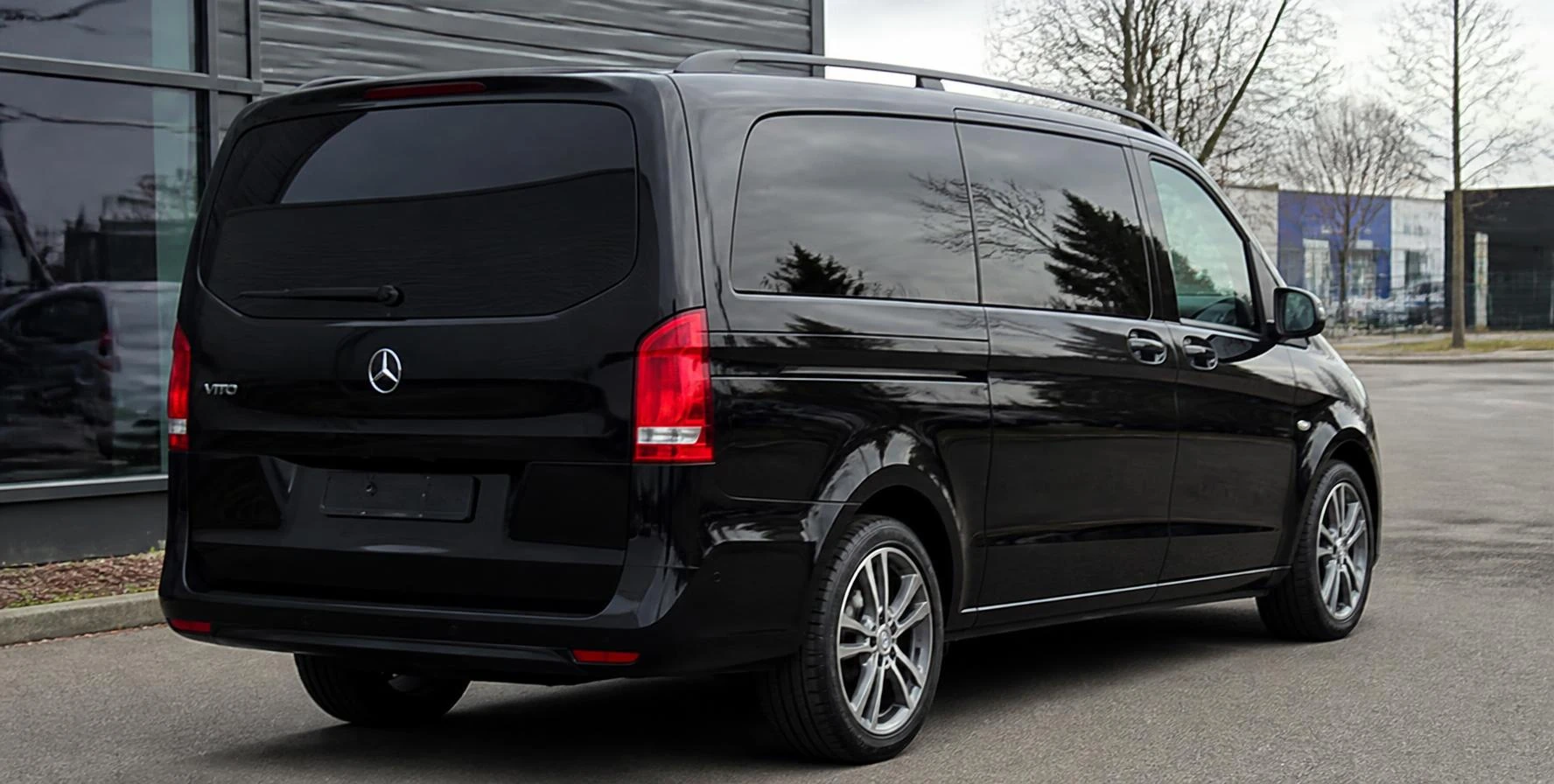 Mercedes Vito noir — vue arrière 3/4